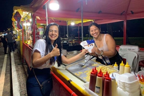 Criança com pulseirinha de identificação colorida no pulso durante festa junina