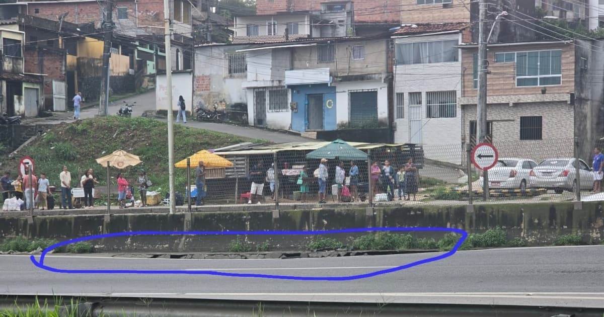 Trecho da BR-324 interditado após colapso do asfalto no sentido Feira de Santana