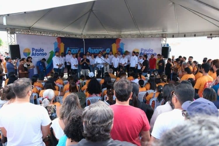 Secretários, vereadores e moradores reunidos no bairro PA4 durante lançamento do programa Avança Paulo Afonso