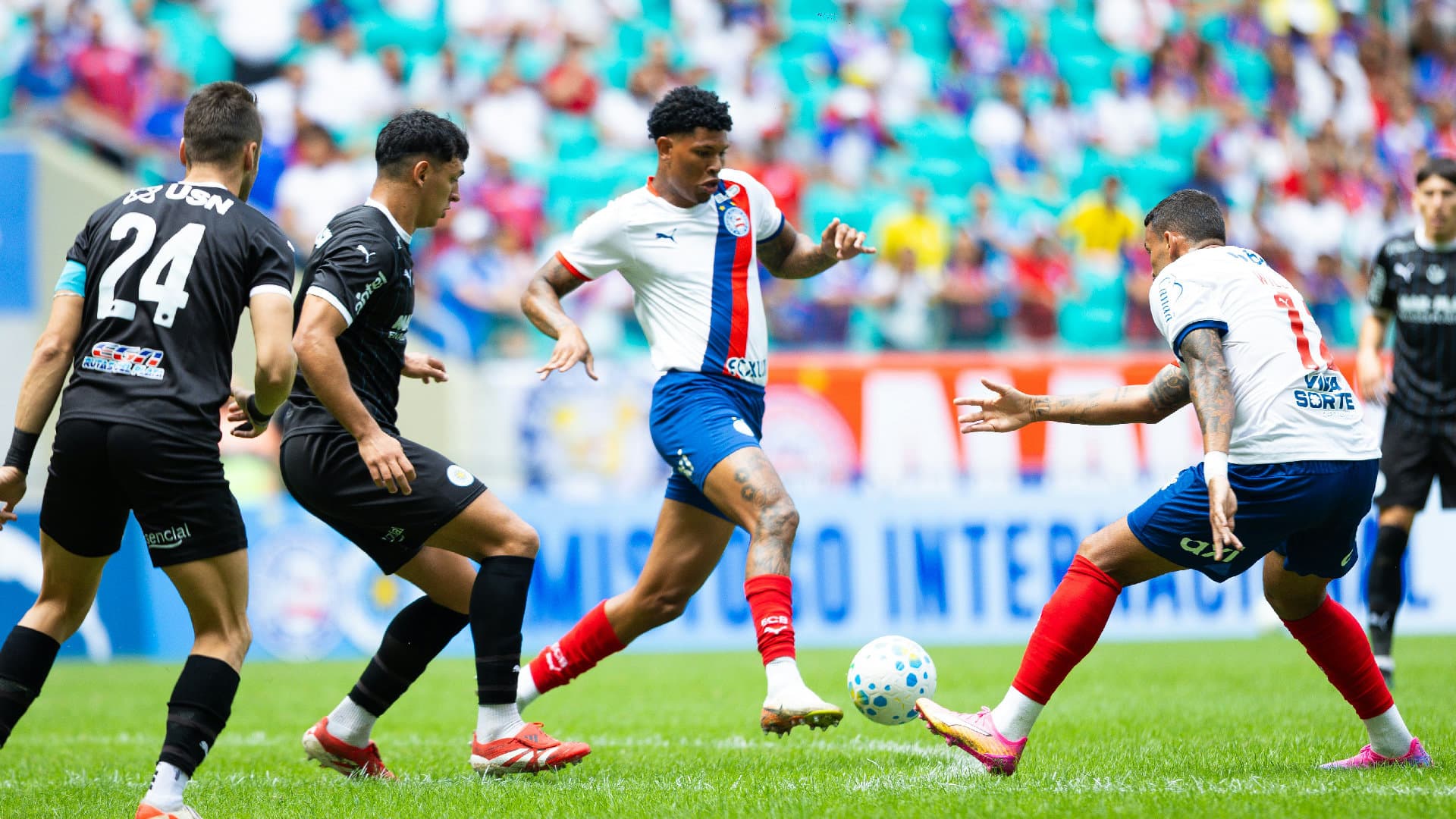 Jogadores do Bahia comemoram gol contra o Montevideo City Torque na Arena Fonte Nova