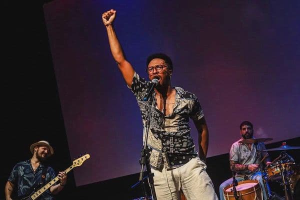 Banda Cidadão Mutum em apresentação ao vivo no bairro do Jaraguá, em Maceió