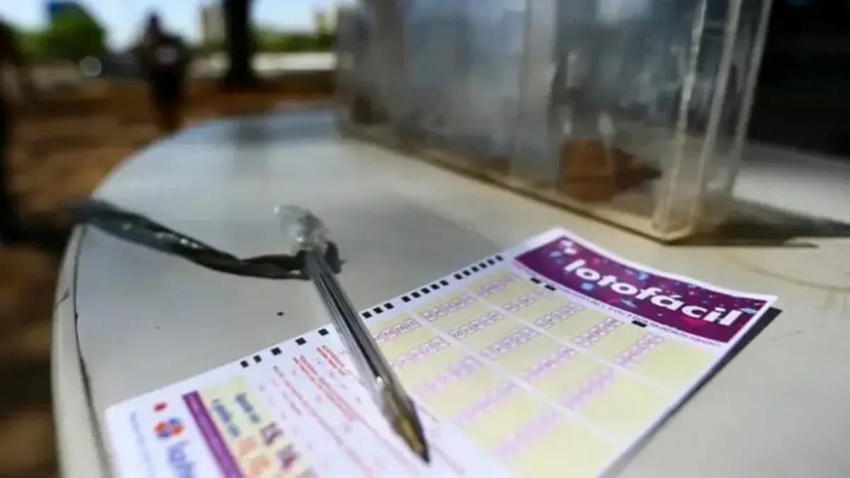 Bilhete da Lotofácil sobre balcão de casa lotérica