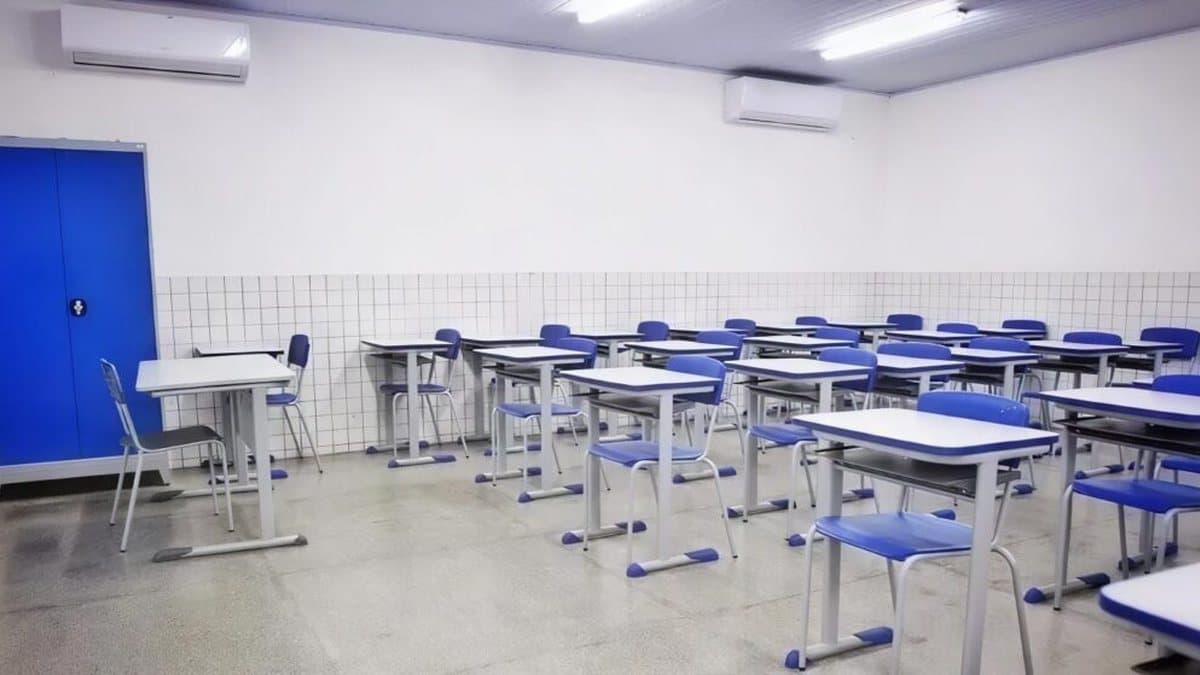 Fachada de escola particular na Bahia com cartaz de paralisação de professores