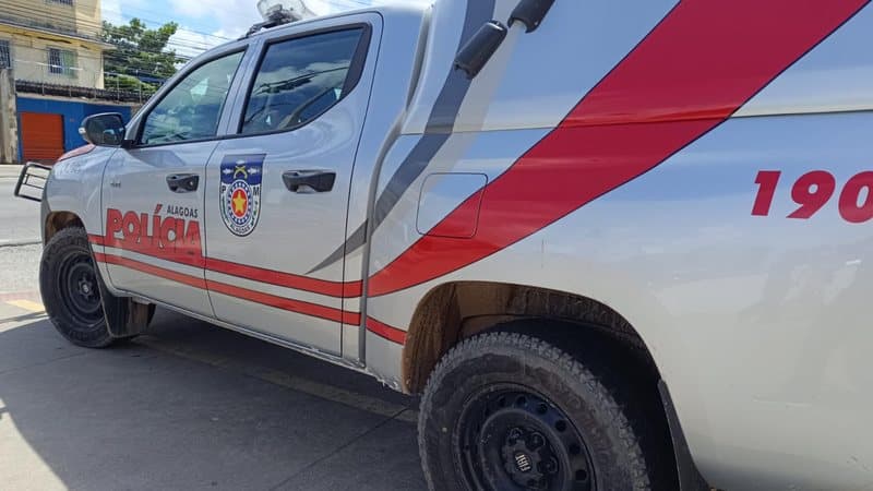 Viatura da Polícia Militar de Alagoas em operação de atendimento a ocorrência de violência doméstica