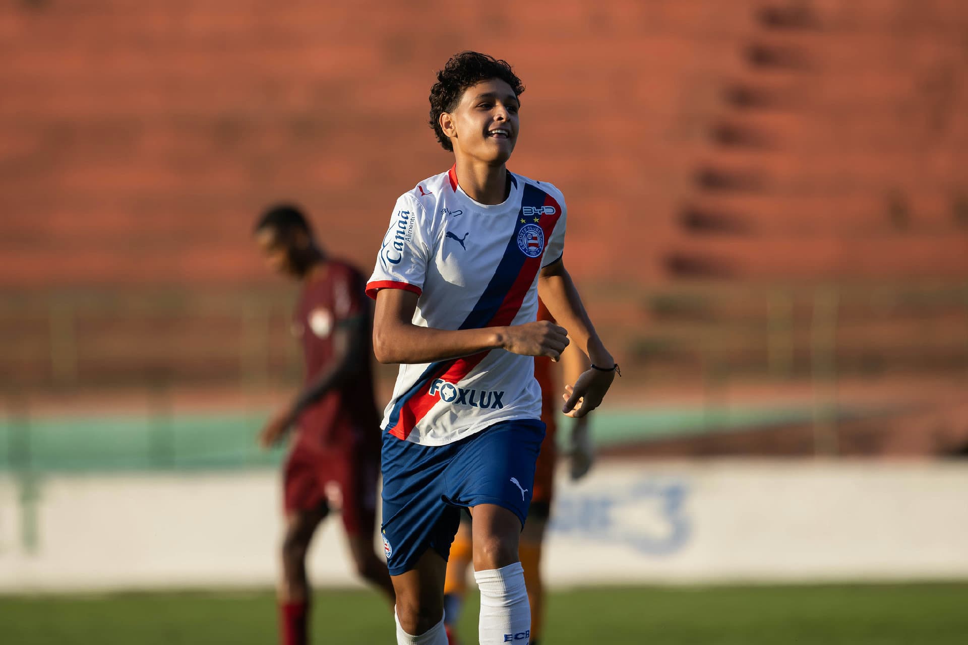 Atacante Dyllan em treino da base do Bahia