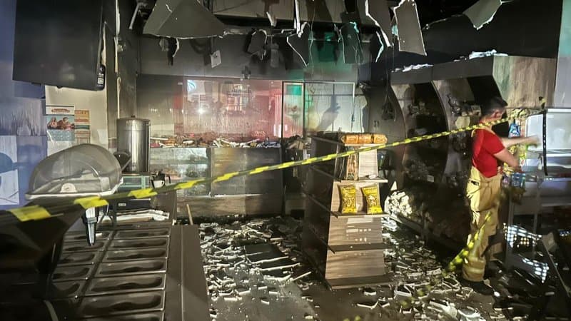 Equipe do Corpo de Bombeiros de Sergipe durante combate a incêndio em estabelecimento comercial