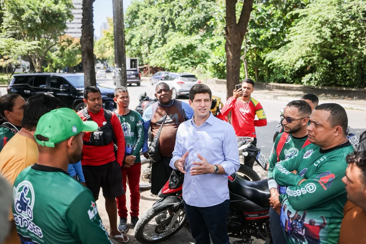 Motociclista de aplicativo em rua movimentada de cidade pernambucana