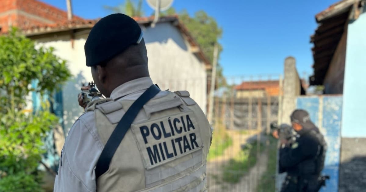 Viatura da Polícia Militar da Bahia em frente a agência bancária