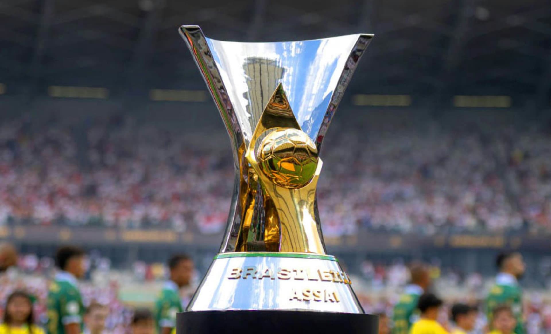 Árbitro apita durante partida do Campeonato Brasileiro