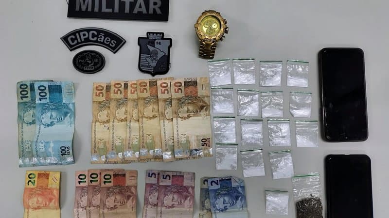 Policiais da CIPCães durante abordagem e apreensão de drogas em Sergipe
