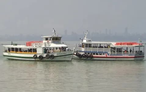 Lancha da travessia Salvador-Mar Grande atracada em terminal na Baía de Todos-os-Santos