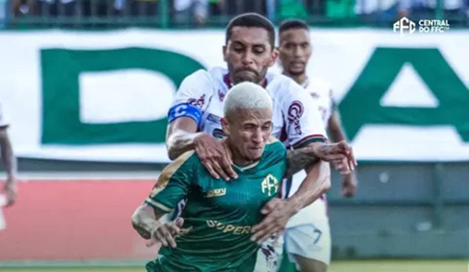 Torcida do Fluminense de Feira no Estádio Joia da Princesa durante a semifinal da Série B do Baiano 2026