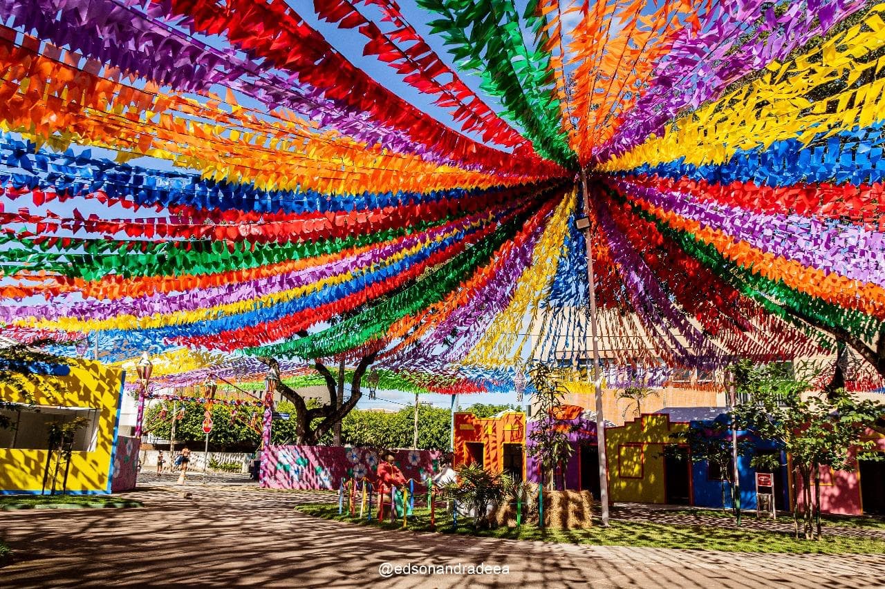 Praça do Bosque em Amargosa durante o São João, com público e decoração junina