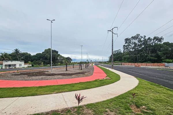 Obra do novo binário de Arapiraca com passeio pavimentado e mobiliário urbano instalado