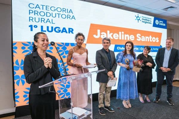 Mulheres empreendedoras em reunião com materiais de negócios sobre a mesa