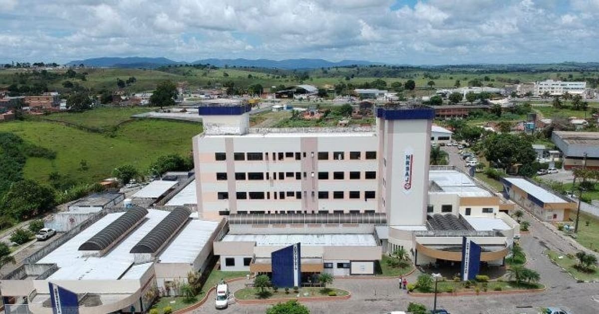Viatura policial e ambulância do SAMU em frente a local de ocorrência de violência doméstica
