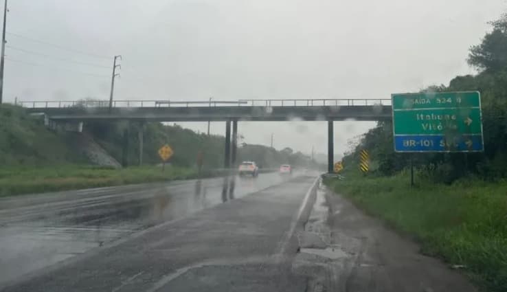Viaduto no entroncamento da BR-101 com a BR-324 no Recôncavo Baiano