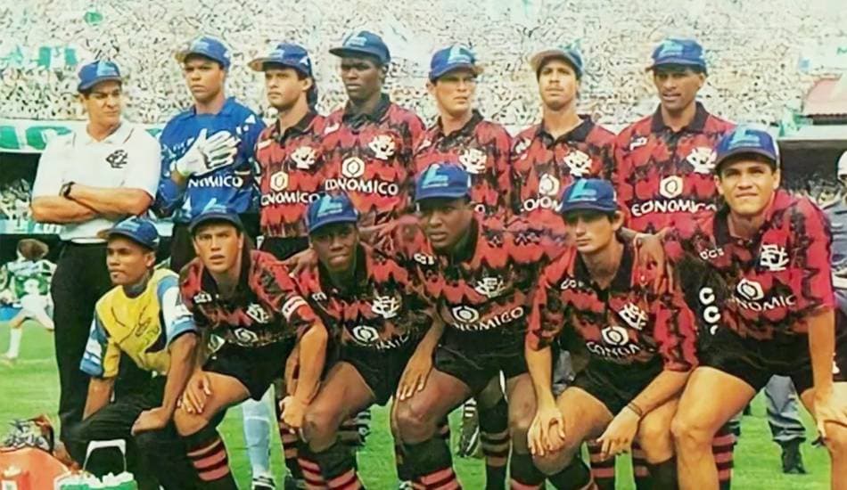 Jogadores do Vitória na final do Campeonato Brasileiro de 1993 contra o Palmeiras