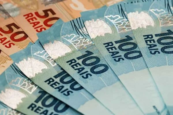 Prefeitura municipal com fachada ao fundo e símbolo do FPM em primeiro plano
