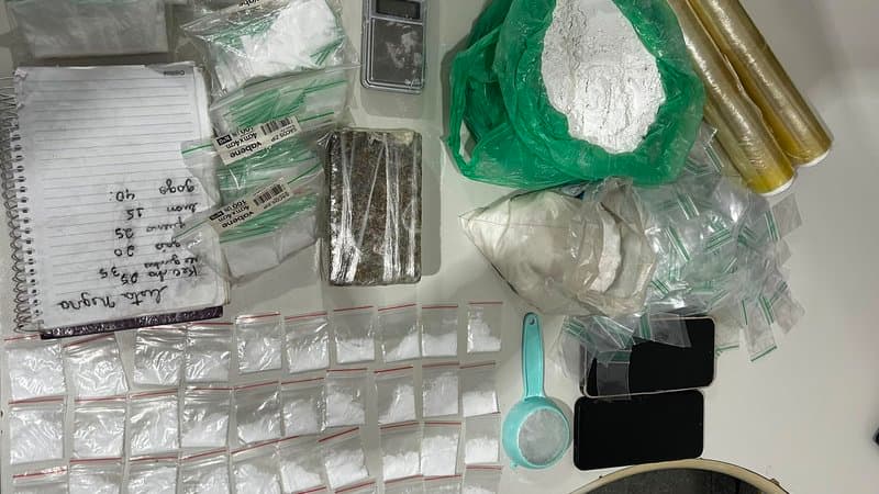 Porções de cocaína e barra de maconha apreendidas pela Polícia Civil em Itabaiana (SE)