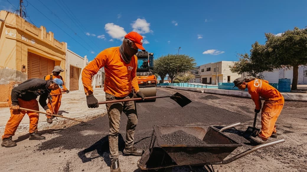 Obras de asfaltamento em rua do distrito de Nascente, Araripina (PE)