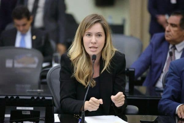 Estudantes universitários em corredor de faculdade pública de saúde em Alagoas