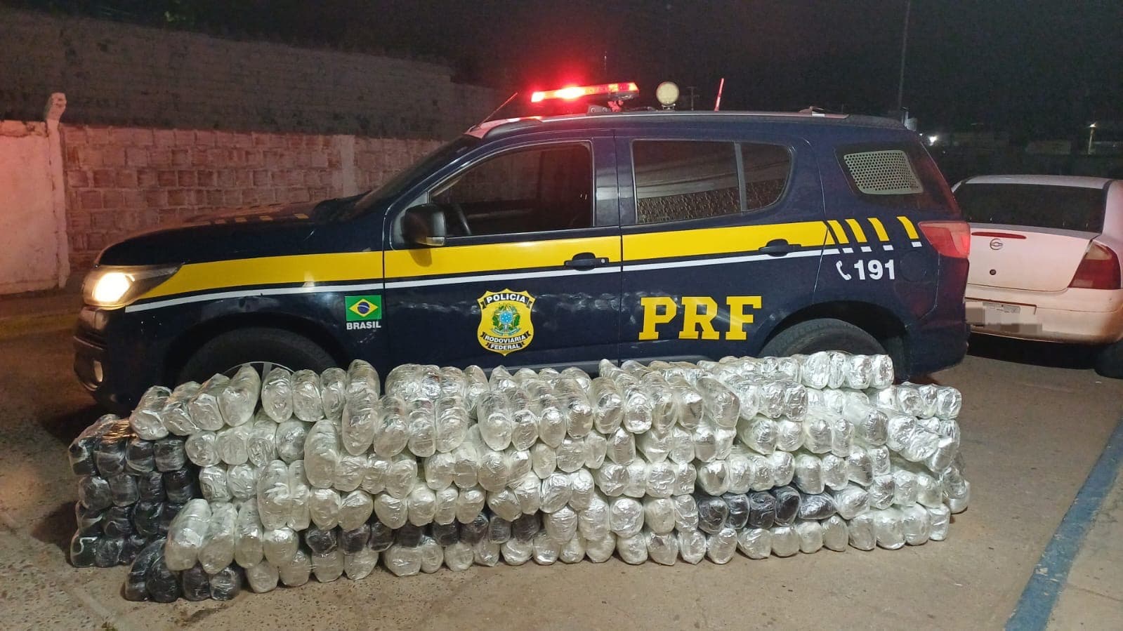 Furgão abordado pela PRF na BR-235 em Juazeiro com carga de maconha apreendida