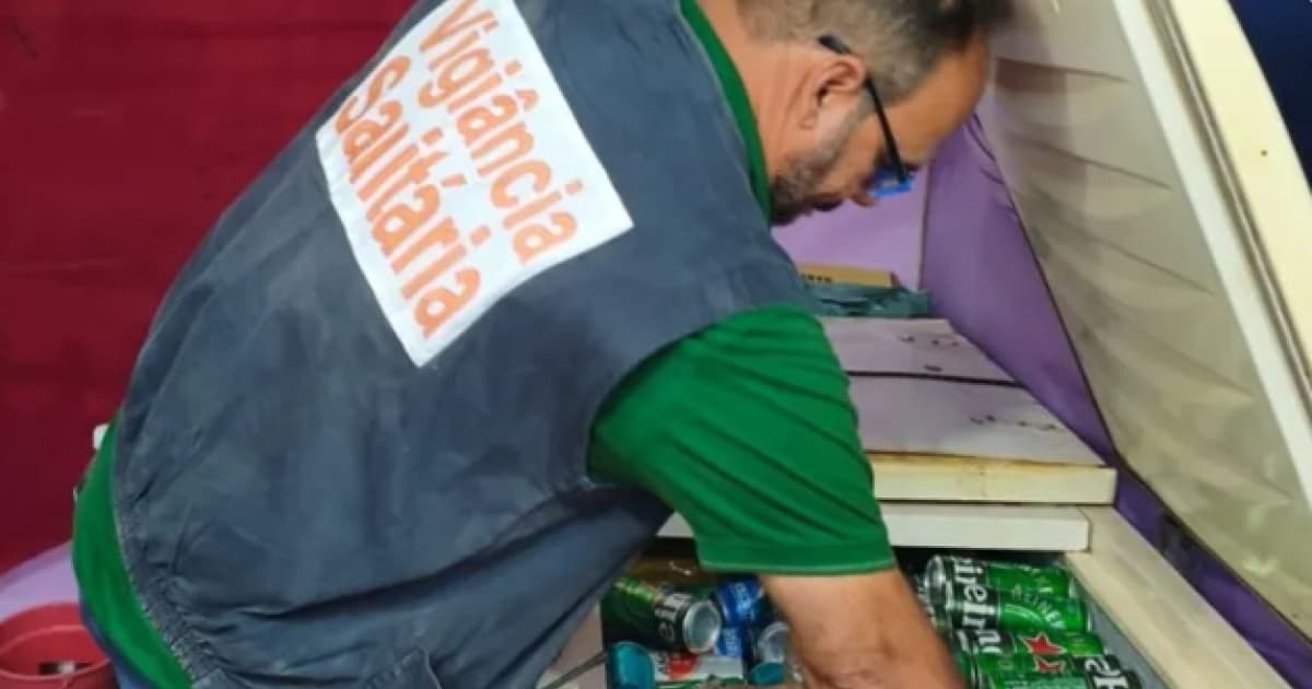 Barraca de bebidas em festa popular com fiscalização sanitária ao fundo