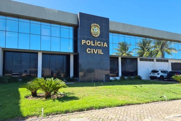 Sede da Polícia Civil de Alagoas, com viatura policial em frente ao prédio