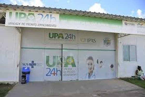 Fachada de Unidade de Pronto Atendimento (UPA) com pacientes aguardando atendimento