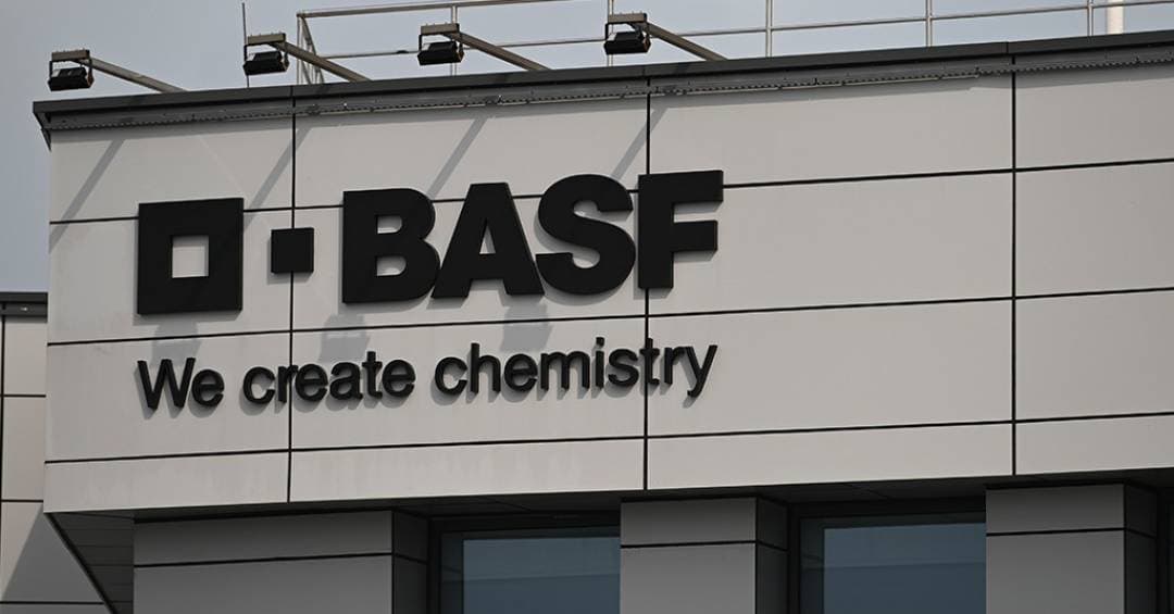 Estudante em ambiente industrial durante estágio na BASF em Camaçari, Bahia