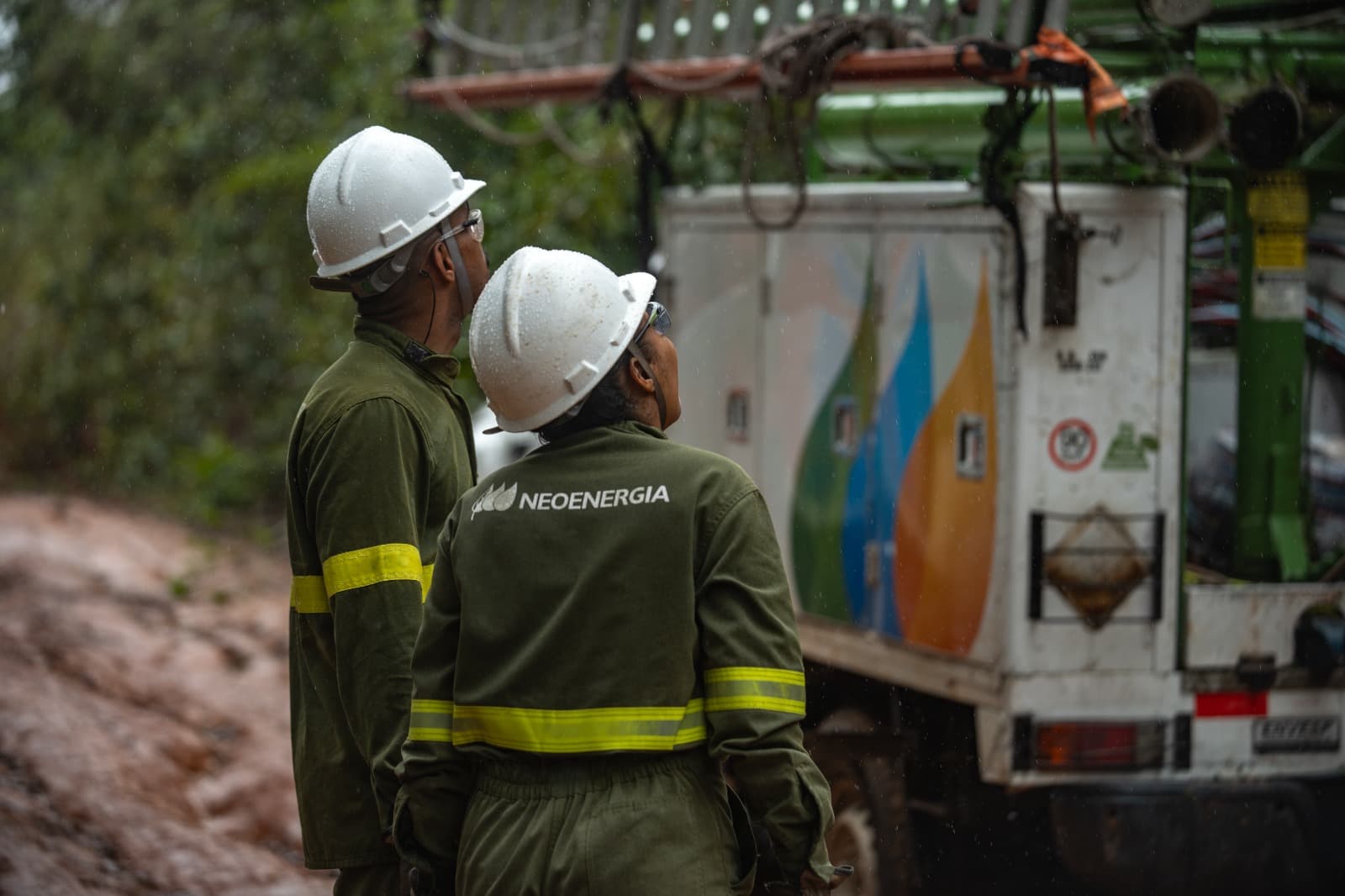 Poste de energia elétrica com fiação da rede de distribuição em área urbana