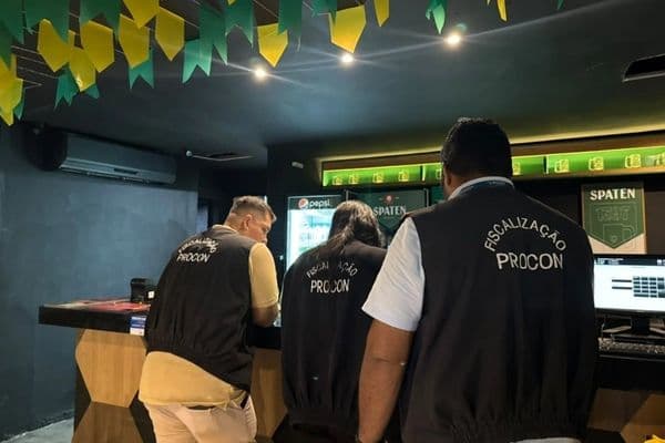 Fiscal do Procon vistoriando cardápio em bar durante a Copa do Mundo 2026