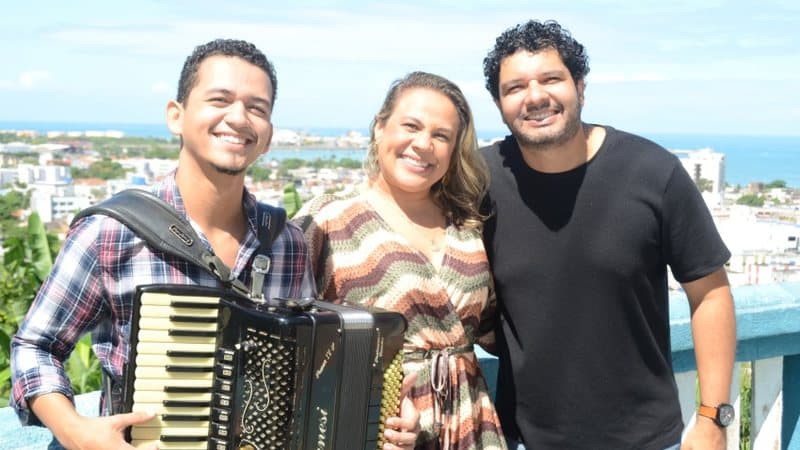 Palco iluminado do São João Massayó em Maceió durante show junino