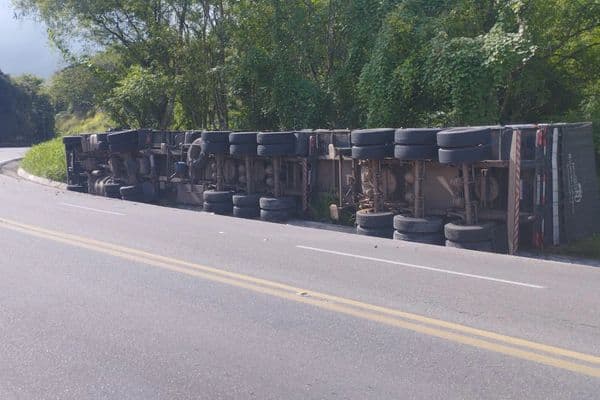 Carreta tombada às margens da BR-316 em Atalaia, Alagoas