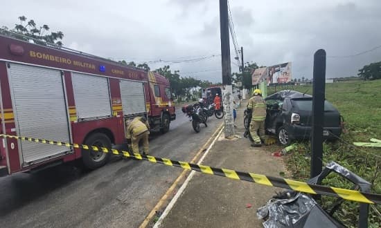 Bombeiros do CBMSE realizando resgate de vítima presa em ferragens em Aracaju