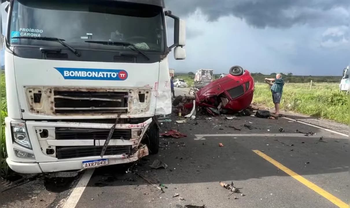 Colisão entre um veículo de passeio e um caminhão na BR-135, entre Barreiras e Riachão das Neves, no oeste da Bahia.