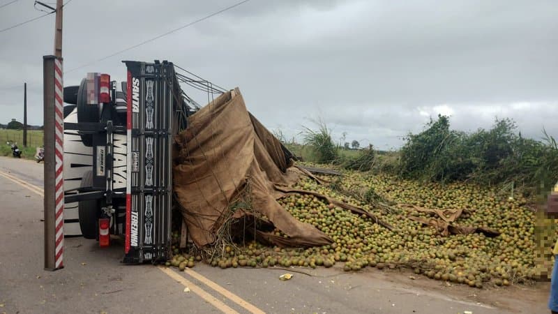 Caminhão tipo carroceria tombado na rodovia SE-385, entre Itabaianinha e Arauá, em Sergipe
