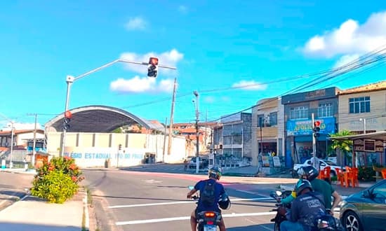 Semáforo na avenida Visconde de Maracaju após substituição completa da estrutura pela SMTT de Aracaju