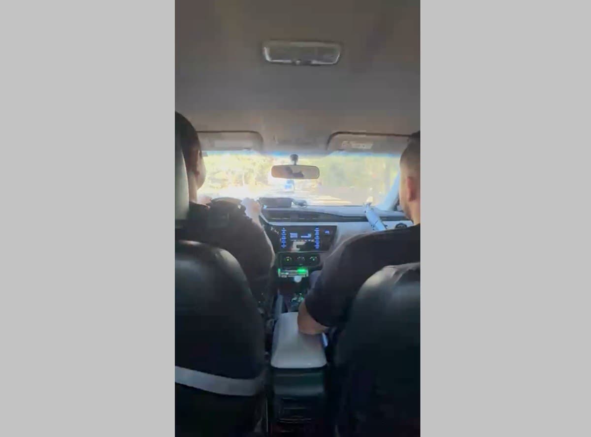 Policiais durante cumprimento de mandado de busca e apreensão em investigação de estelionato no Noroeste Fluminense