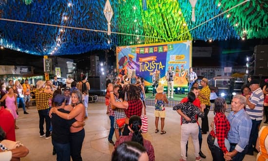 Público curtindo forró e quadrilha junina na Rua São João, Aracaju, durante a Segundona do Turista