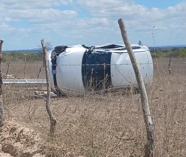 Veículo capotado às margens de estrada após colisão com poste em Delmiro Gouveia