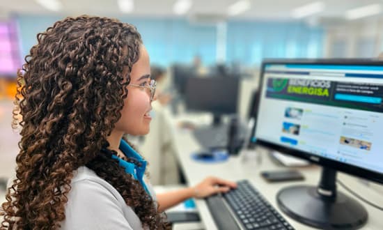 Jovem em frente a computador durante curso de análise de dados do Programa Jovem Aprendiz