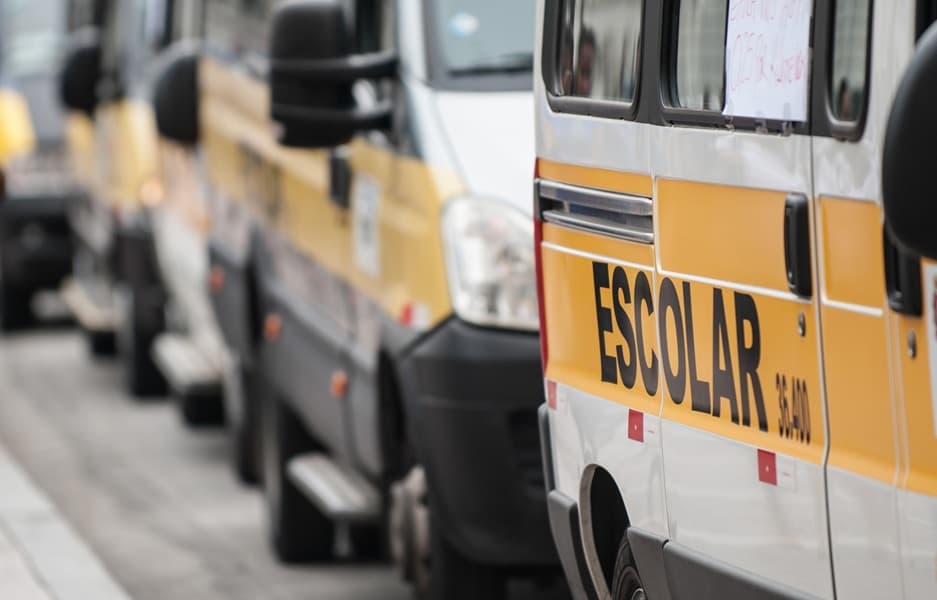 Ônibus escolar em estrada de terra na zona rural da Bahia