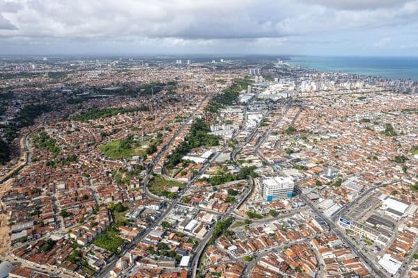 Pessoa acessando computador para emitir guia do IPTU 2026 em Maceió