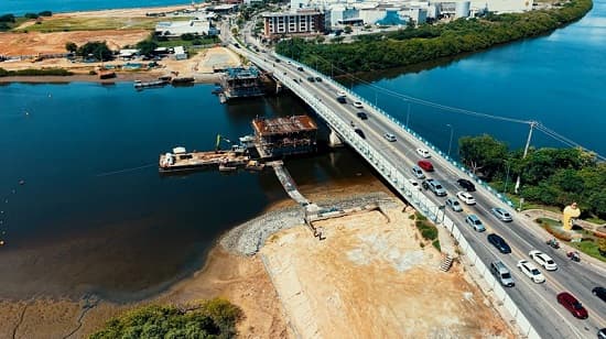 Obras de duplicação da Ponte Godofredo Diniz em Aracaju, com estrutura metálica da nova ponte ao fundo