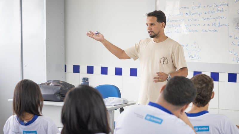 Professora em sala de aula da rede estadual de Alagoas