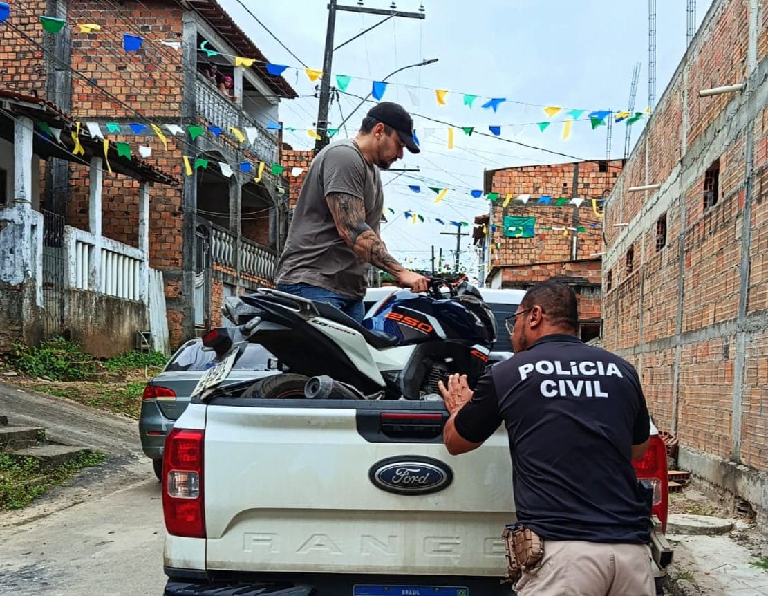 Motocicleta apreendida pela Polícia Civil da Bahia em Santo Amaro após ser localizada com restrição de furto