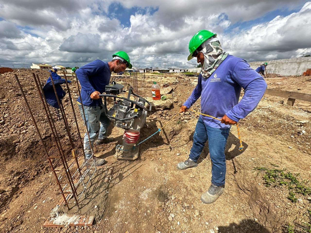 Vista de obras e movimentação econômica no centro de Ouricuri, Pernambuco