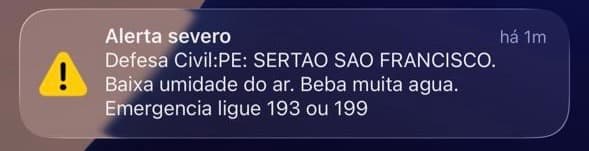 Paisagem seca do Sertão do São Francisco sob sol forte, ilustrando alerta de baixa umidade